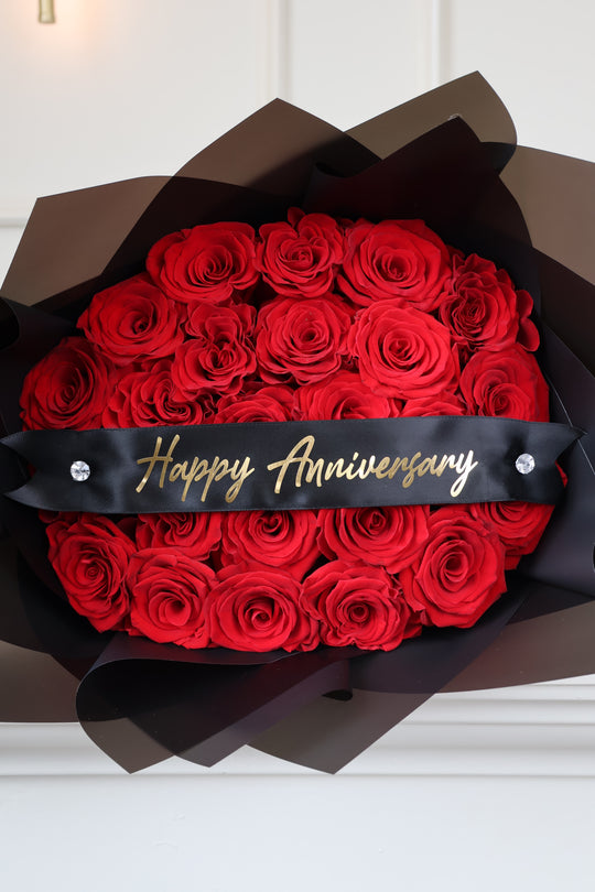 Ramo buchón de 25 rosas rojas con listón personalizado — Rama Floral Design Los Ángeles
