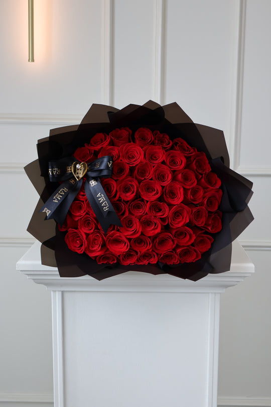 Ramo buchón de 50 rosas rojas premium — Rama Floral Design, entrega el mismo día en Los Ángeles