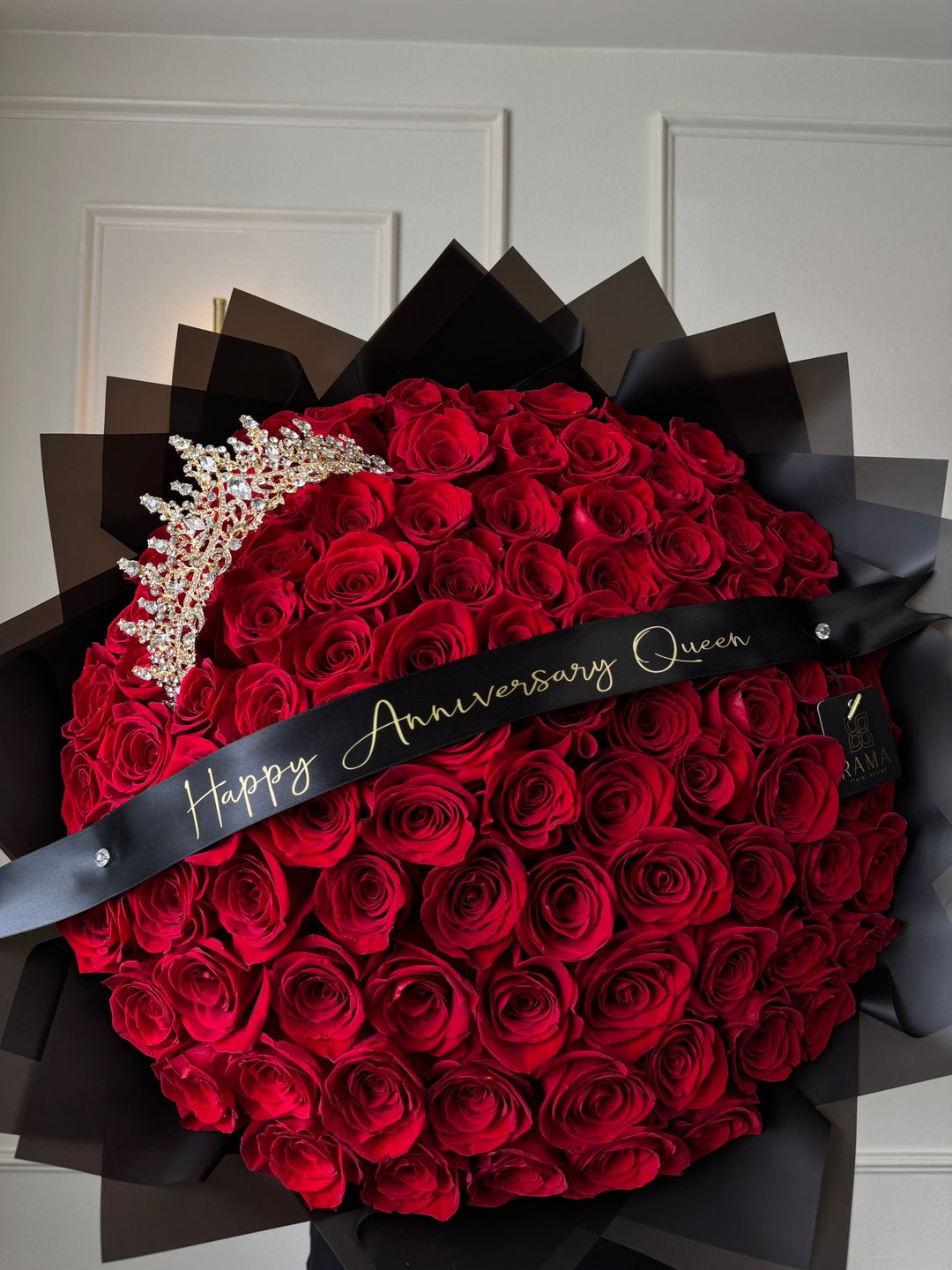 Red Roses Banner 100 Red Roses Bouquet with Crown & Banner – Black Wrap | Rama Floral Design