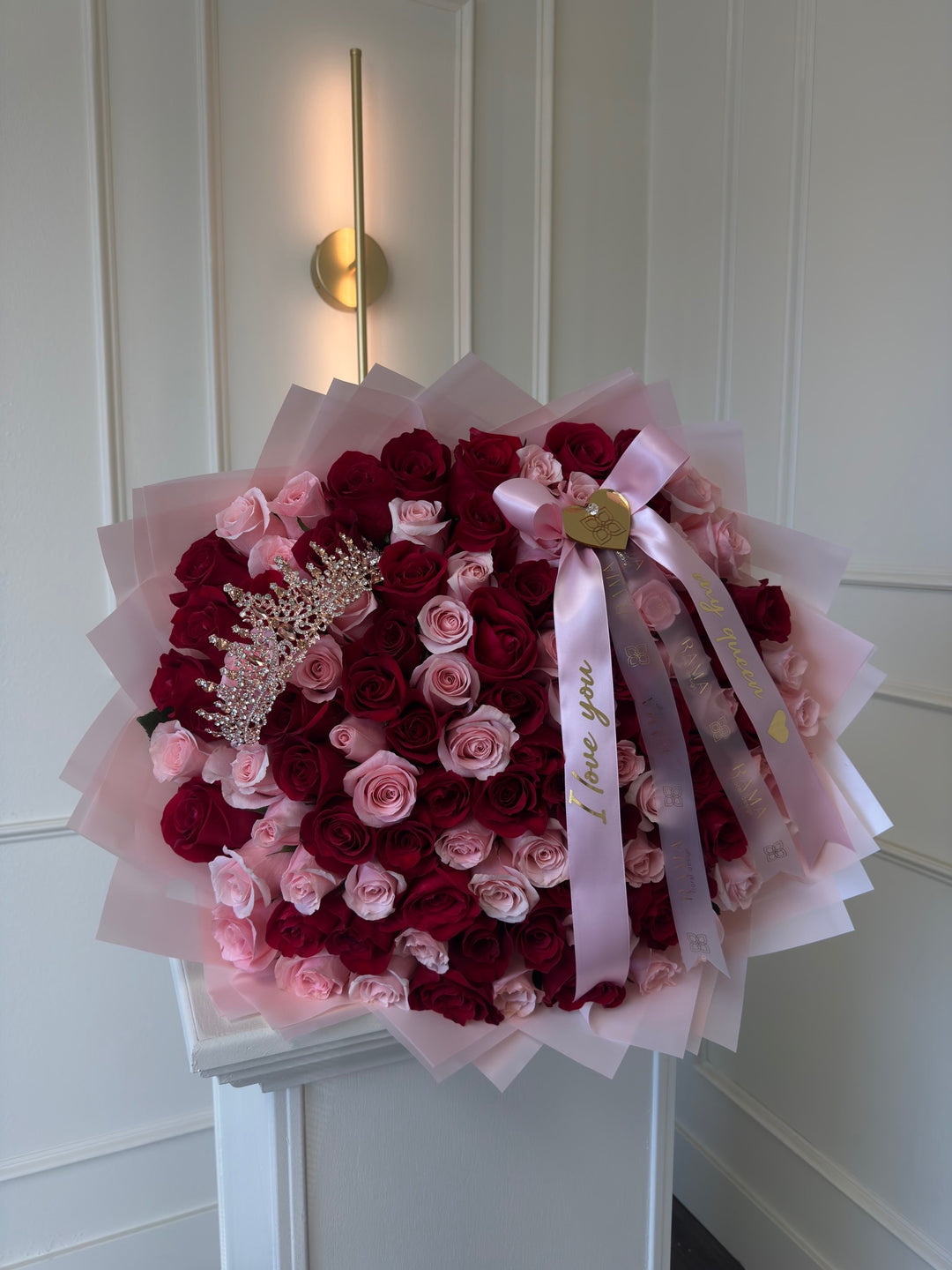 100 Red & Pink Roses Bouquet with Metal Crown & Custom Banner