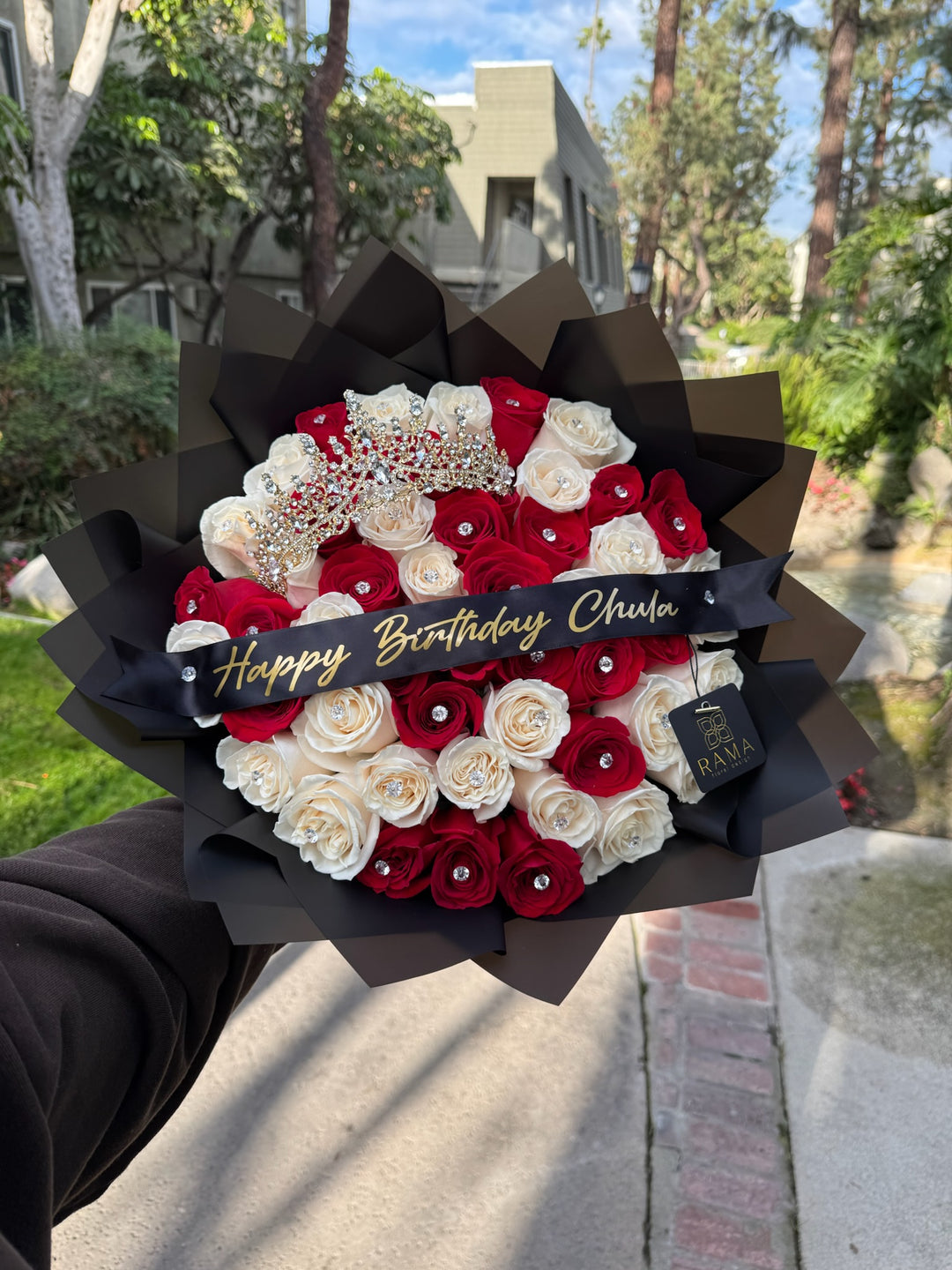 50 Roses Propsal Ramo 50 Red & White Roses Bouquet with Crown, Rhinestones & Banner – Black ...