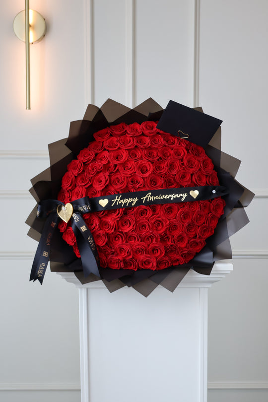 Ramo buchón de 100 rosas rojas con listón personalizado — Rama Floral Design Los Ángeles