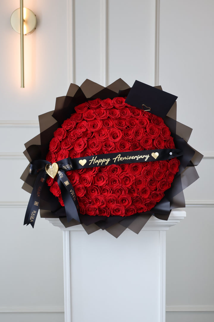 Ramo buchón de 100 rosas rojas con listón personalizado — Rama Floral Design Los Ángeles