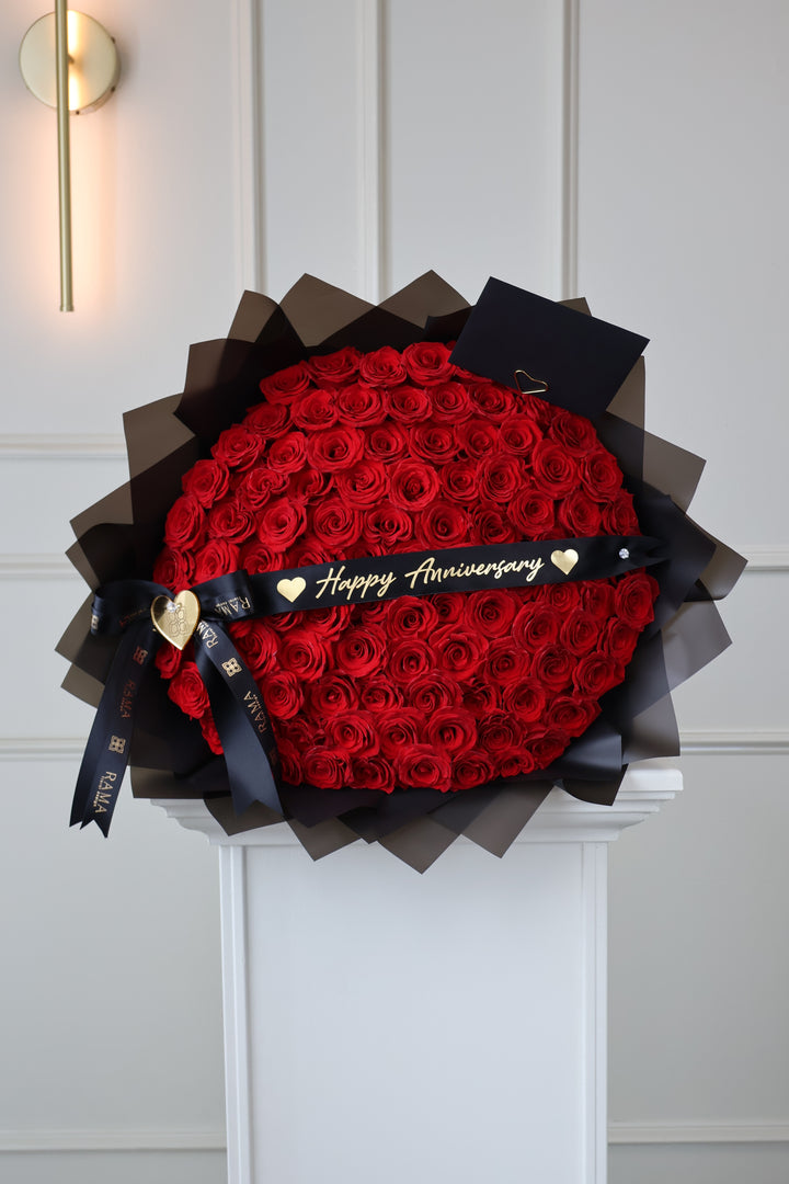 Ramo buchón de 100 rosas rojas con listón personalizado — Rama Floral Design Los Ángeles (vista 4)