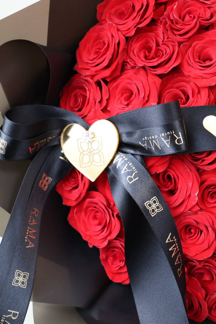 Ramo buchón de 100 rosas rojas con listón personalizado — Rama Floral Design Los Ángeles (vista 2)