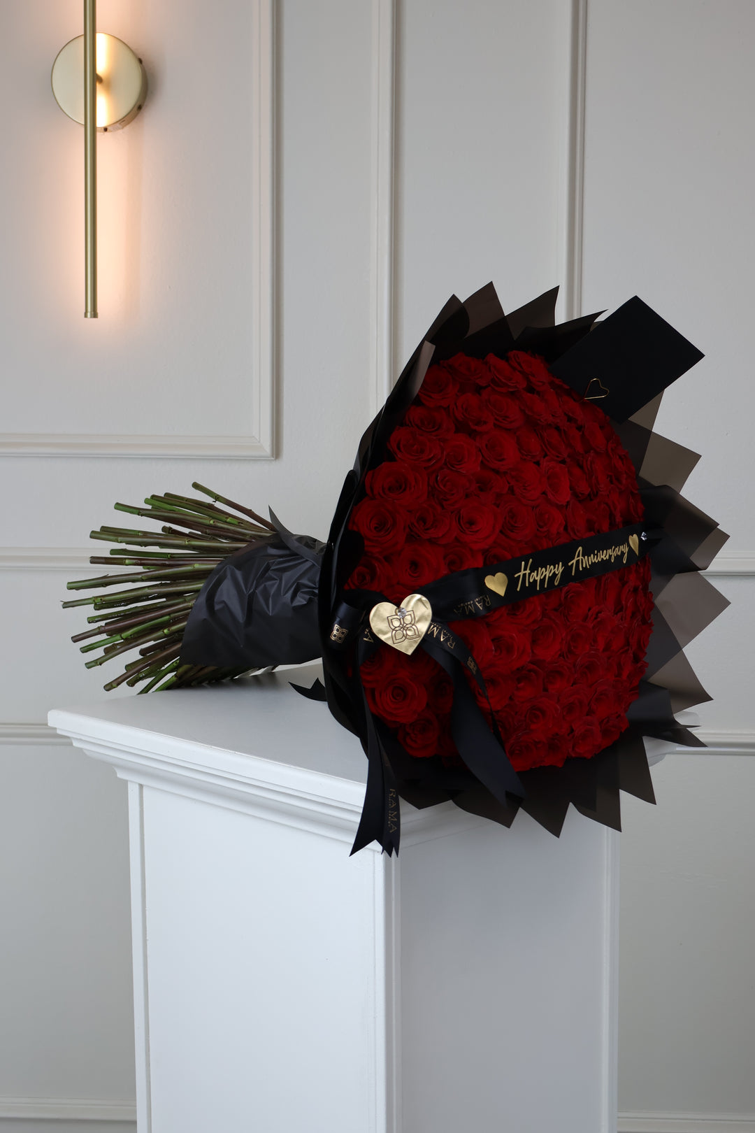 Ramo buchón de 100 rosas rojas con listón personalizado — Rama Floral Design Los Ángeles (vista 3)