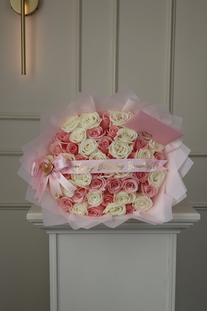 Ramo de 50 rosas rosadas y blancas con listón personalizado — Rama Floral Design Los Ángeles