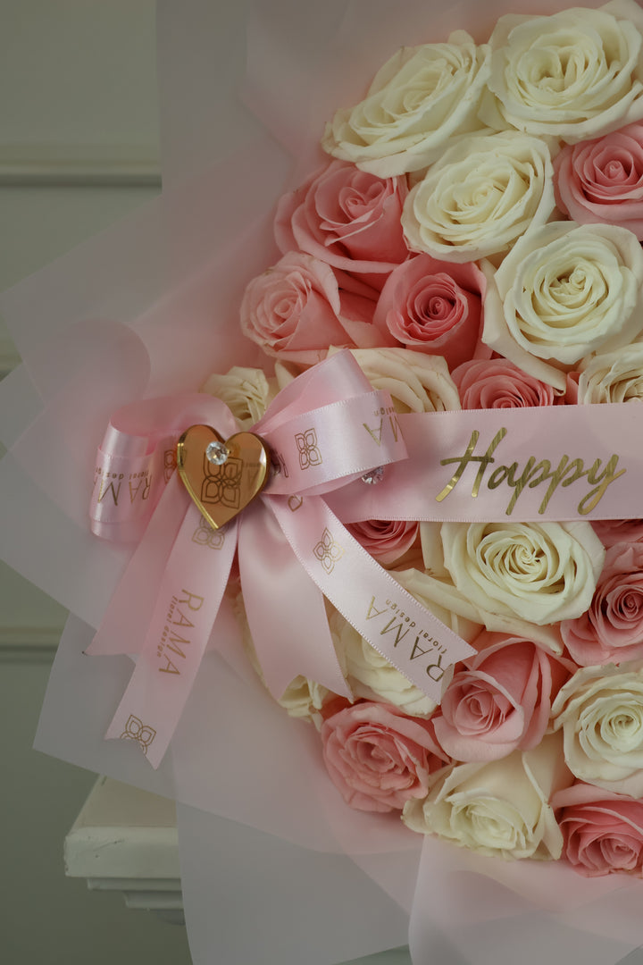 Ramo de 50 rosas rosadas y blancas con listón personalizado — Rama Floral Design Los Ángeles (vista 2)