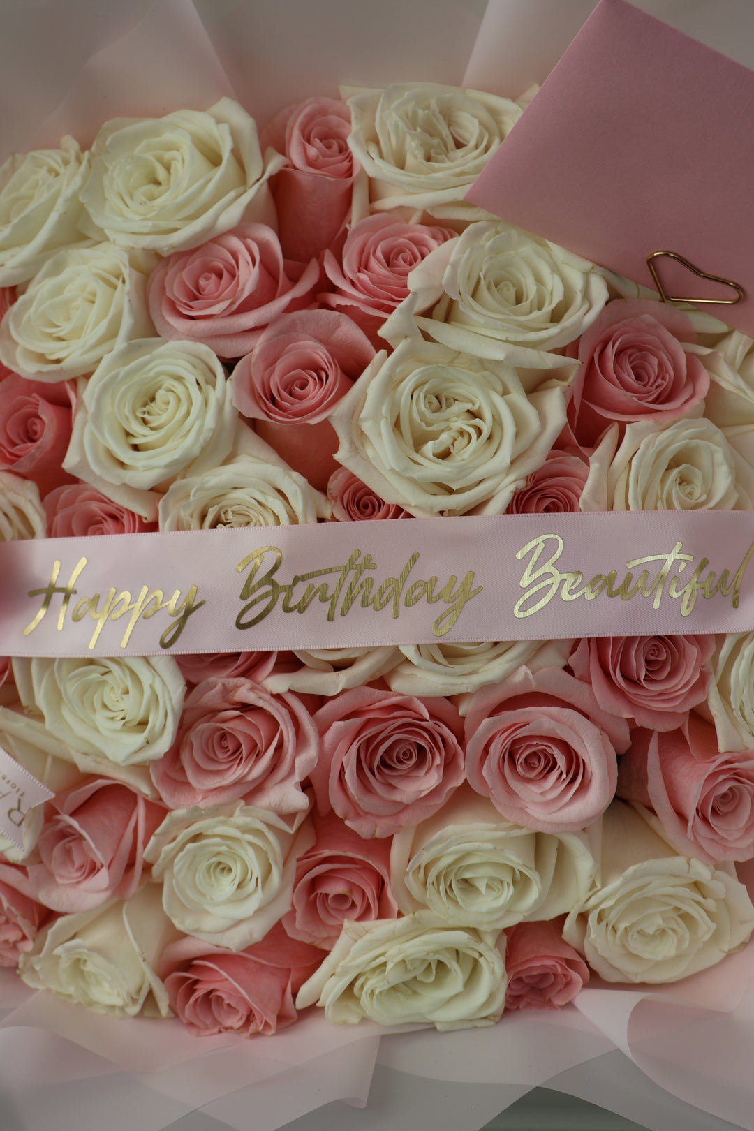 Ramo de 50 rosas rosadas y blancas con listón personalizado — Rama Floral Design Los Ángeles (vista 3)