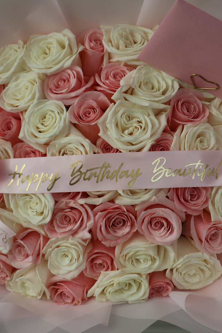 Ramo de 50 rosas rosadas y blancas con listón personalizado — Rama Floral Design Los Ángeles (vista 3)