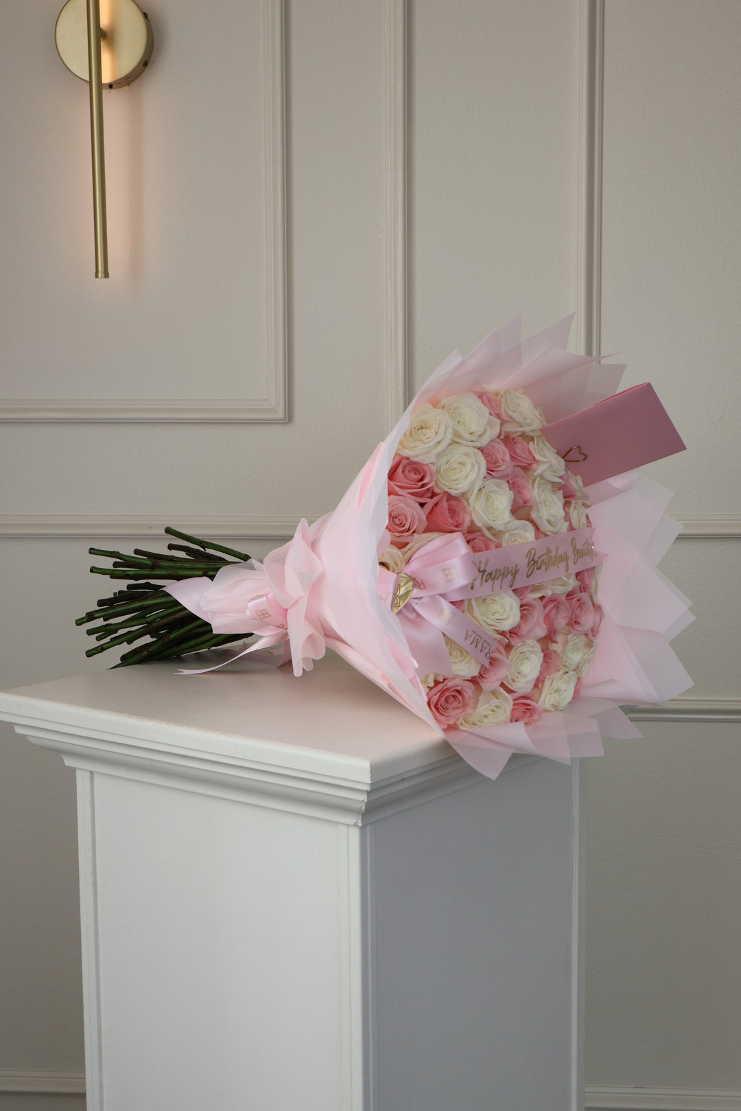 Ramo de 50 rosas rosadas y blancas con listón personalizado — Rama Floral Design Los Ángeles (vista 4)