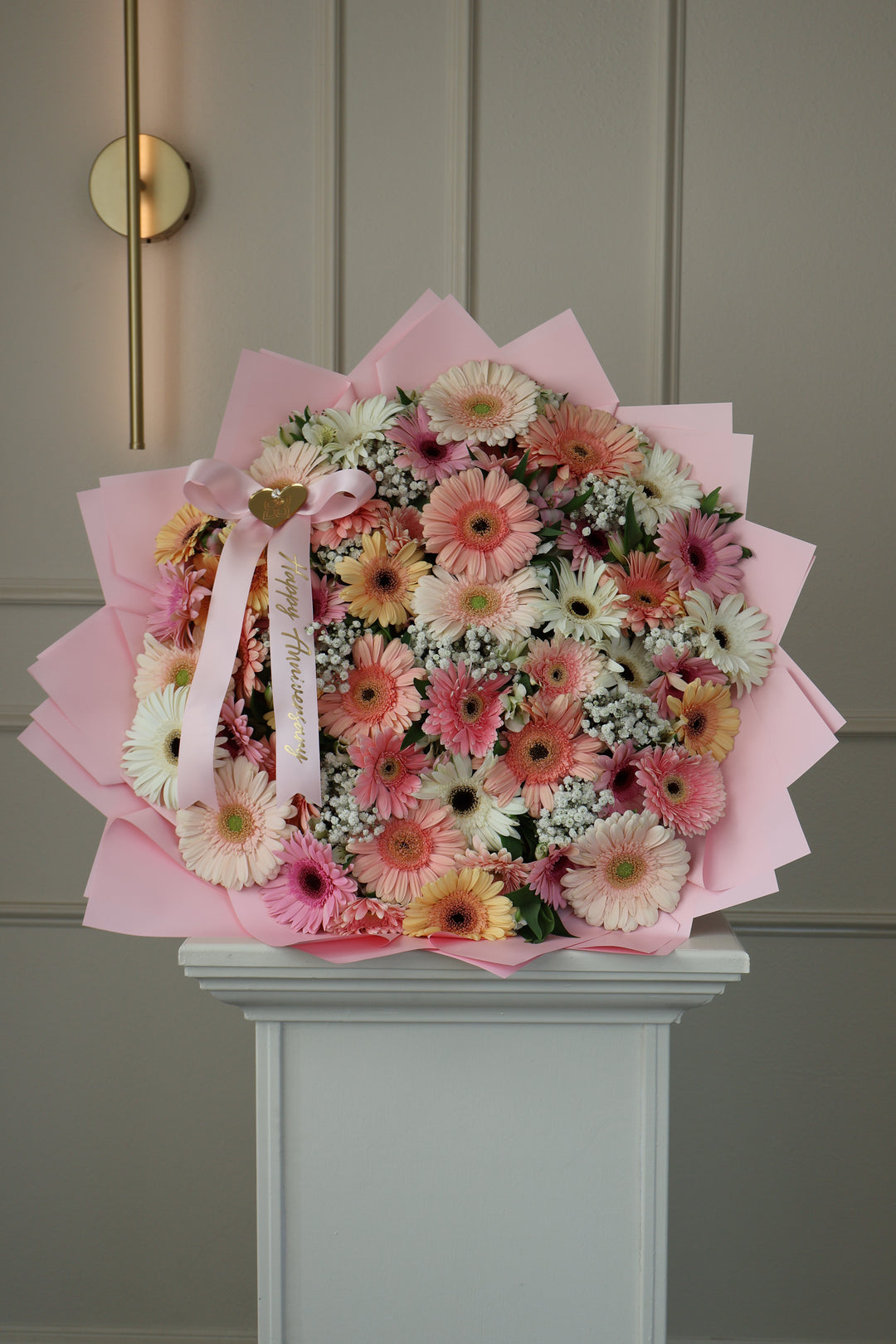 Ramo de gerberas en tonos pastel con listón personalizado — Rama Floral Design Los Ángeles