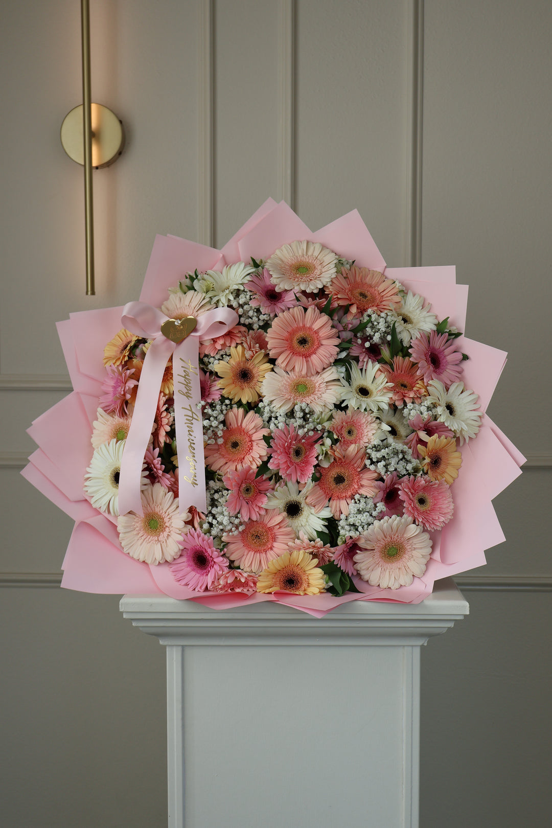 Ramo de gerberas en tonos pastel con listón personalizado — Rama Floral Design Los Ángeles (vista 2)