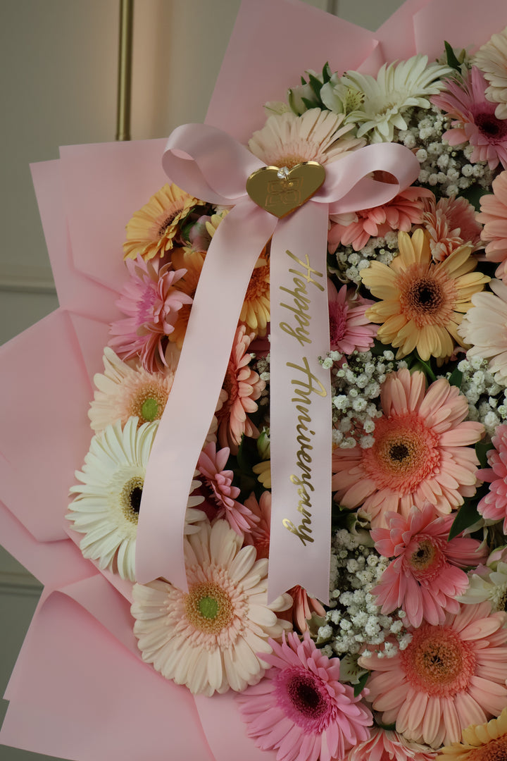 Ramo de gerberas en tonos pastel con listón personalizado — Rama Floral Design Los Ángeles (vista 3)