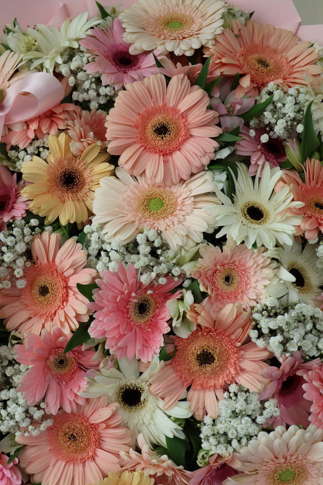 Ramo de gerberas en tonos pastel con listón personalizado — Rama Floral Design Los Ángeles (vista 4)