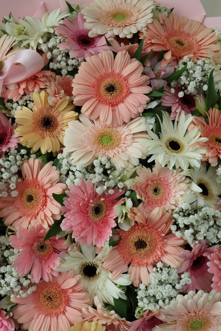 Ramo de gerberas en tonos pastel con listón personalizado — Rama Floral Design Los Ángeles (vista 4)