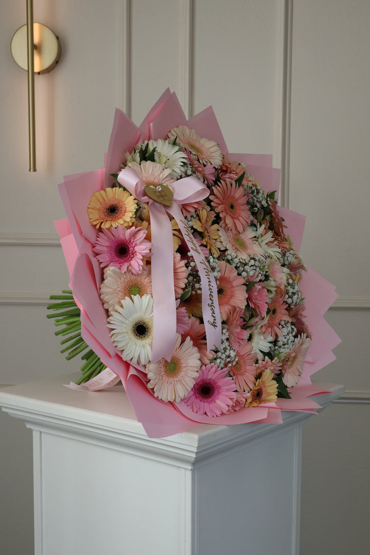 Ramo de gerberas en tonos pastel con listón personalizado — Rama Floral Design Los Ángeles (vista 6)