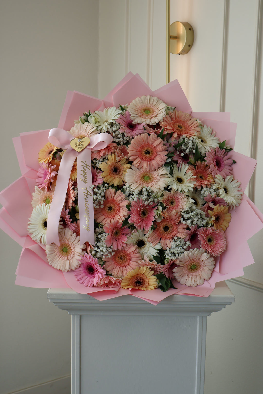 Ramo de gerberas en tonos pastel con listón personalizado — Rama Floral Design Los Ángeles (vista 7)