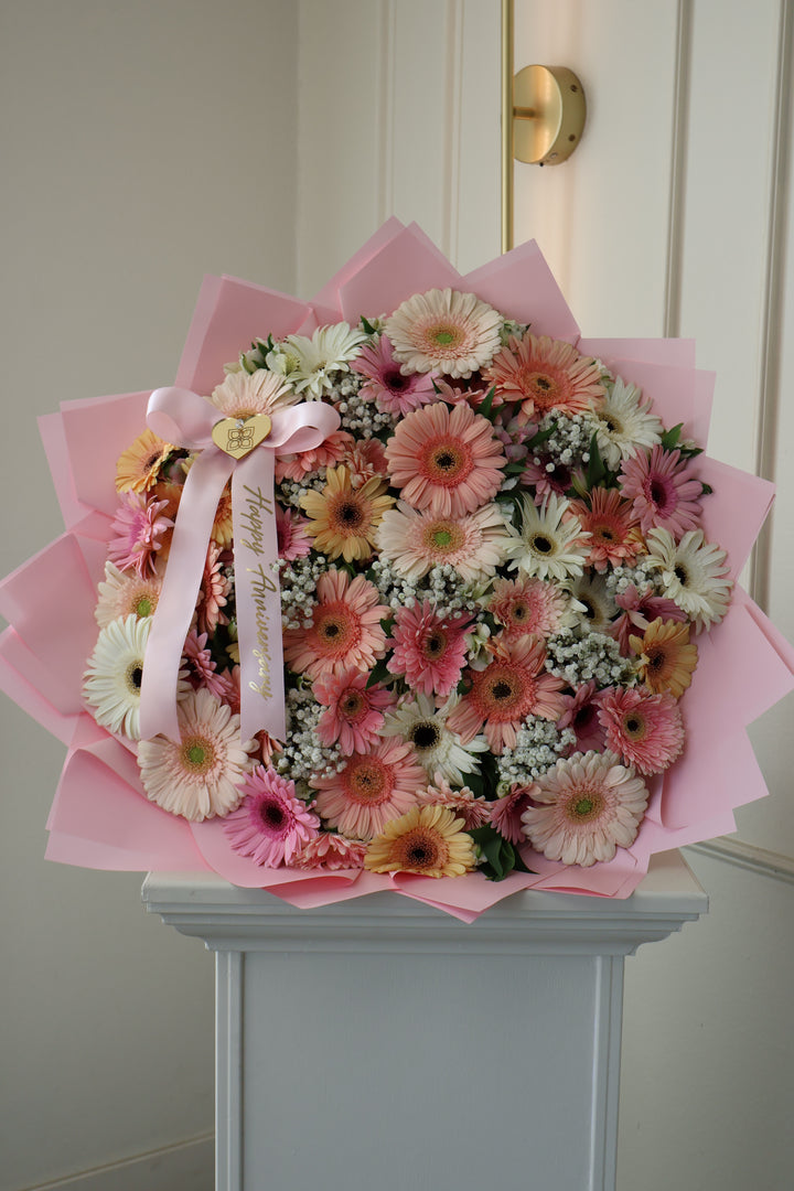 Ramo de gerberas en tonos pastel con listón personalizado — Rama Floral Design Los Ángeles (vista 7)